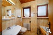 Holiday apartment Type A – bathroom with window